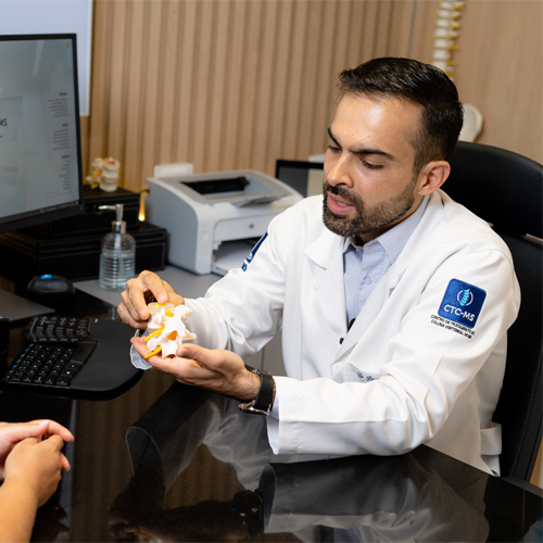 Dr. Ricardo Miranda explicando a cirurgia por vídeo da coluna